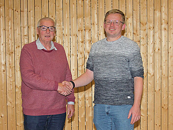 Gratulation des neuen Vorsitzenden durch den scheidenden Vorsitzenden 